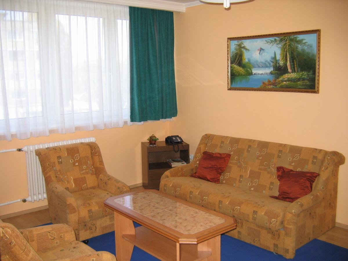 Hotel Ózd Habitación foto